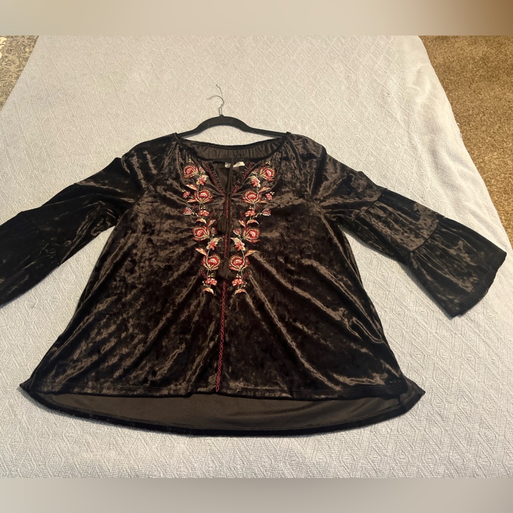 Cupio Black Velvet Blouse with Floral Embroidery   Boho Bell Sleeve  Sz M goth